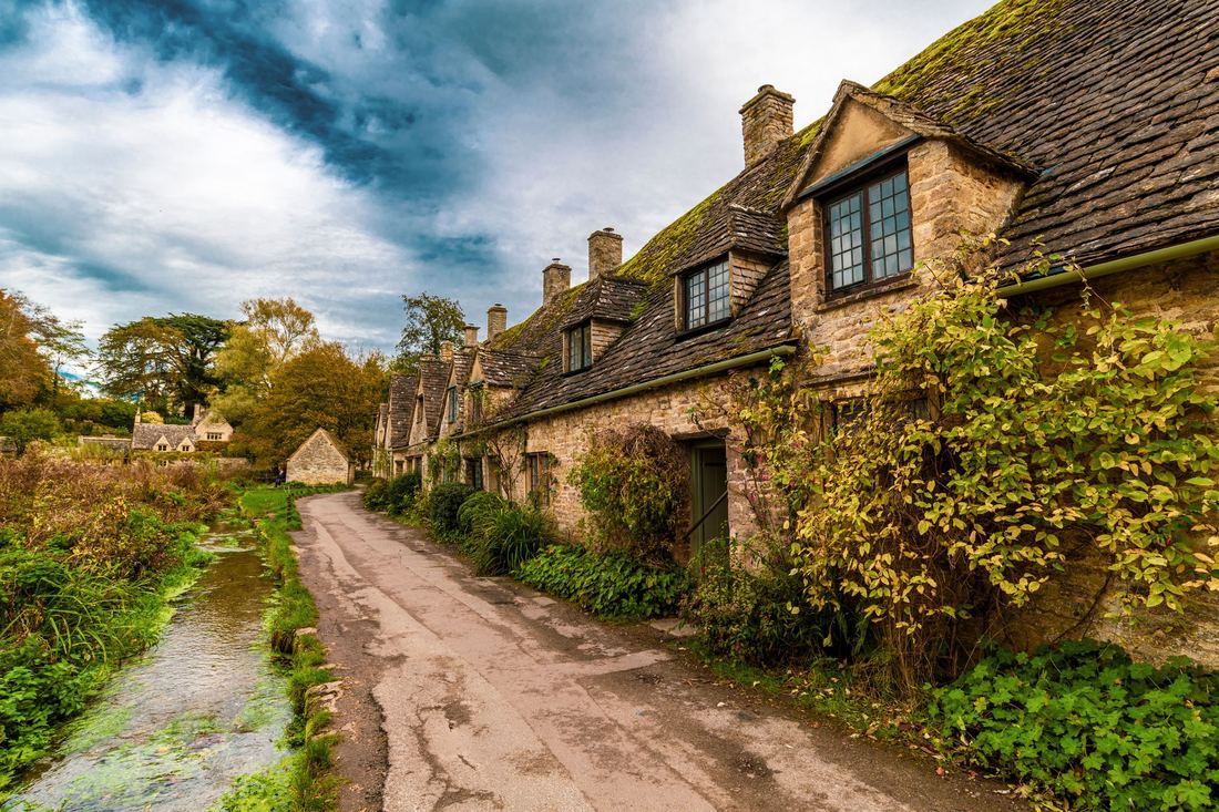 Golden stone cottages in a Cotswolds village